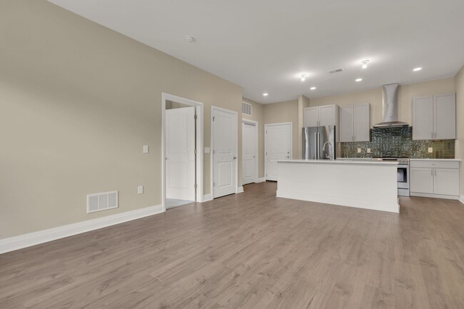 Building Photo - 6633 Dale Dr