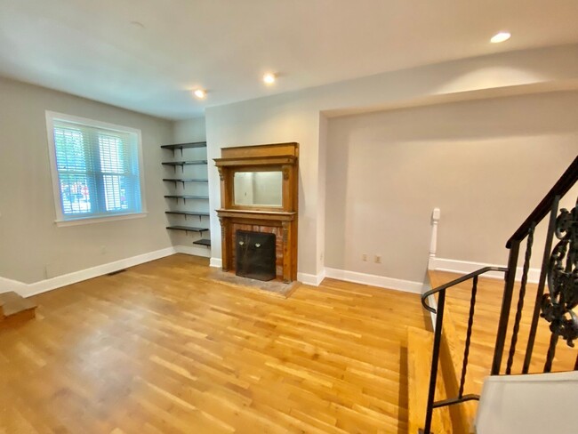 Building Photo - Chic Shaw Townhouse 2bd/2.5 bath with Deco...