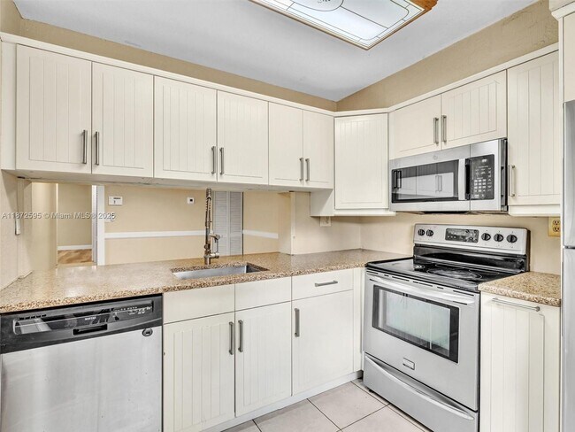 Building Photo - 612 Gardens Dr