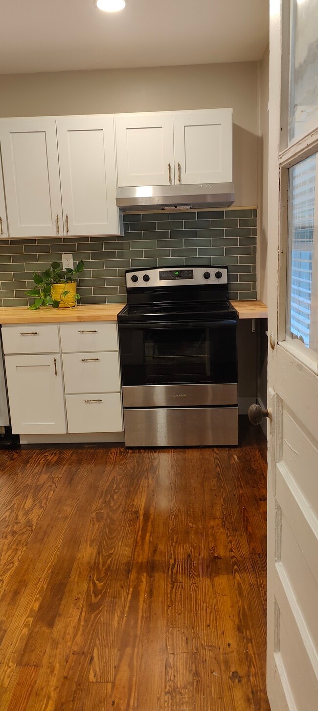 Building Photo - 213 Dennis St