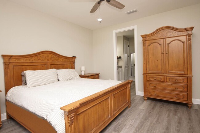 Building Photo - Newer Home in Valparaiso