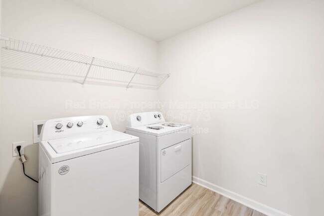 Building Photo - 1837 Vanderlyn St