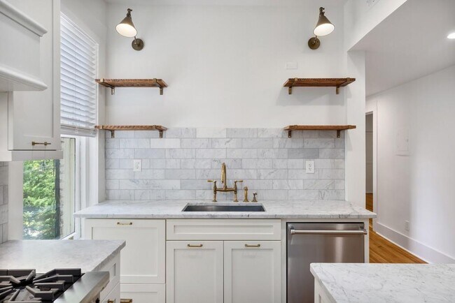 Building Photo - 116 Lafayette Dr NE