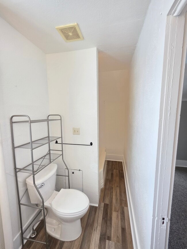 Building Photo - 129 W Perry St