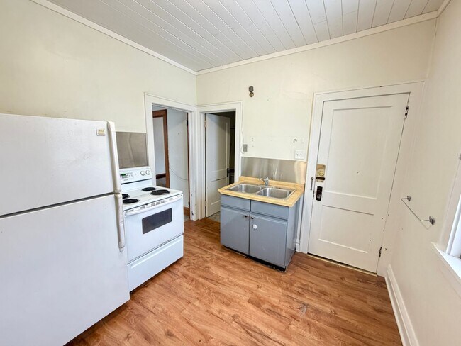 Building Photo - 2 Bedroom w/ Garage Option - AVAILABLE APRIL 24TH!