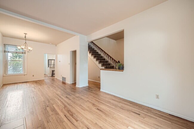 Building Photo - 823 E 22nd Ave