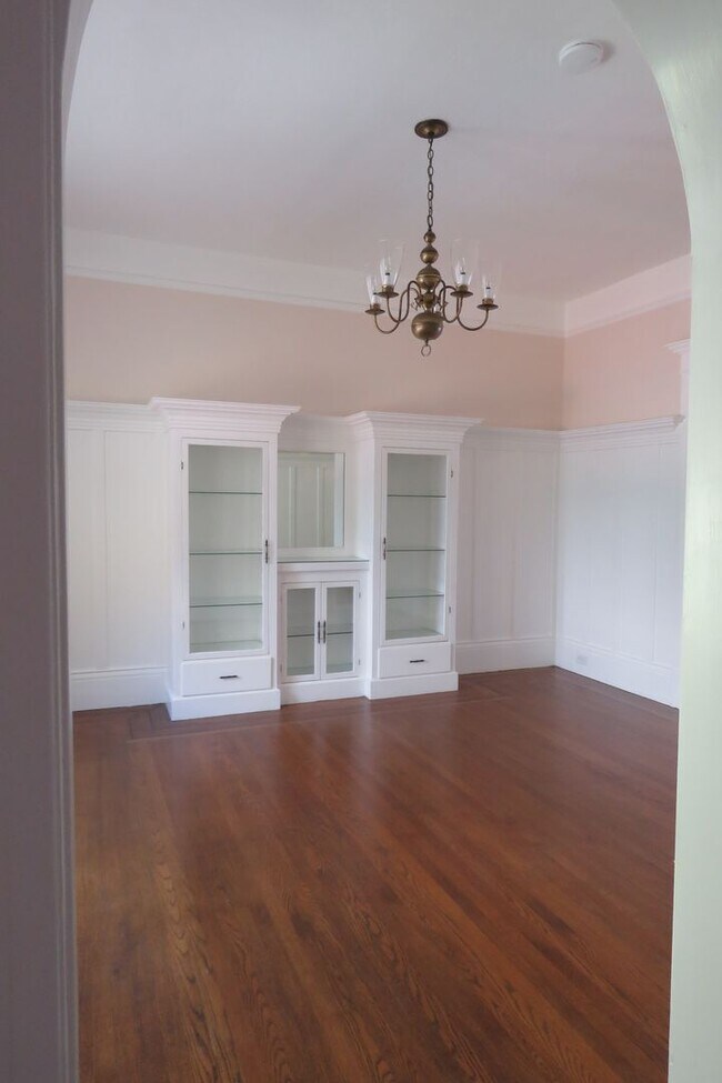 Building Photo - Noe Valley House - 3 beds-1.5 baths - VIEW - garage