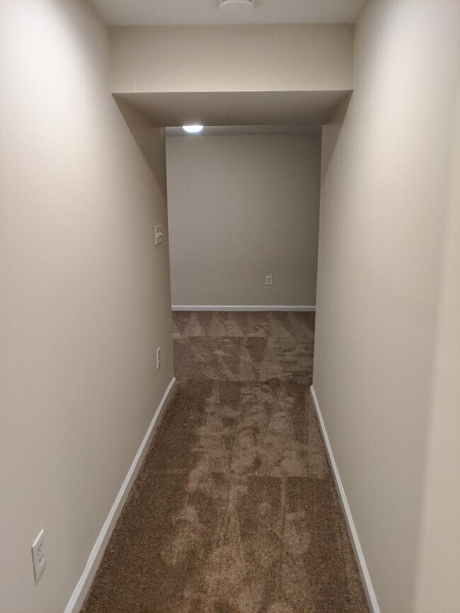 Building Photo - Renovated townhouse in established neighbo...