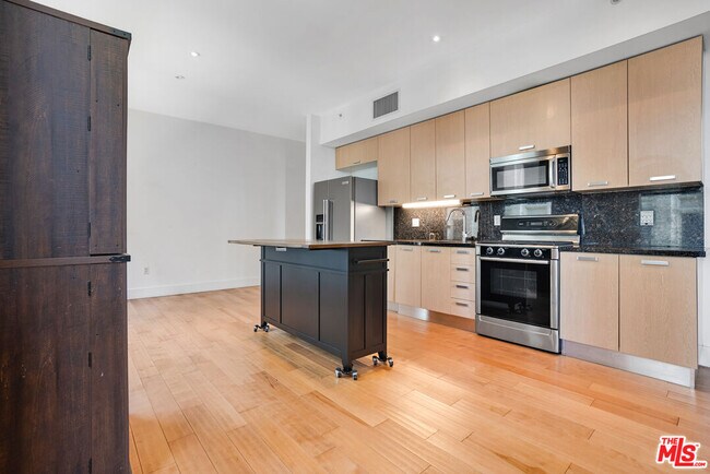 Building Photo - 460 S Spring St