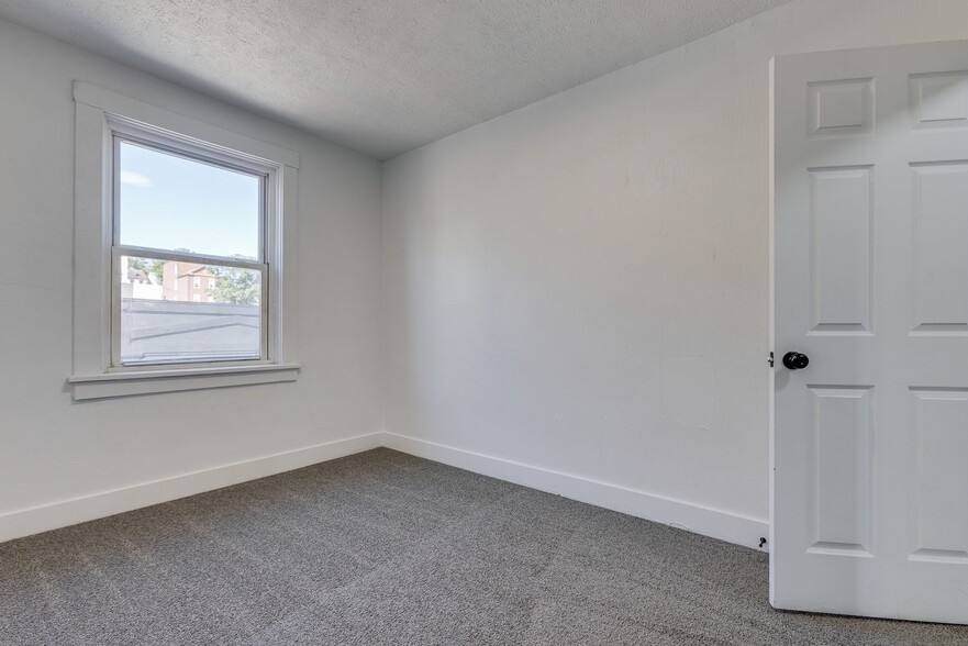 Building Photo - 826 E Warrington Ave