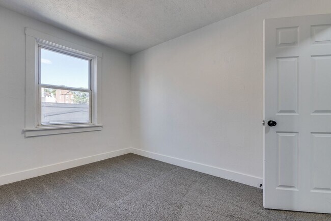 Building Photo - 826 E Warrington Ave