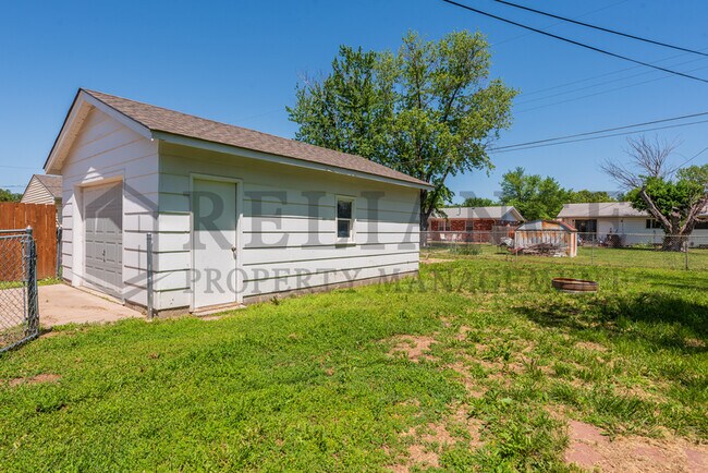 Building Photo - 3052 S Bonn Ave