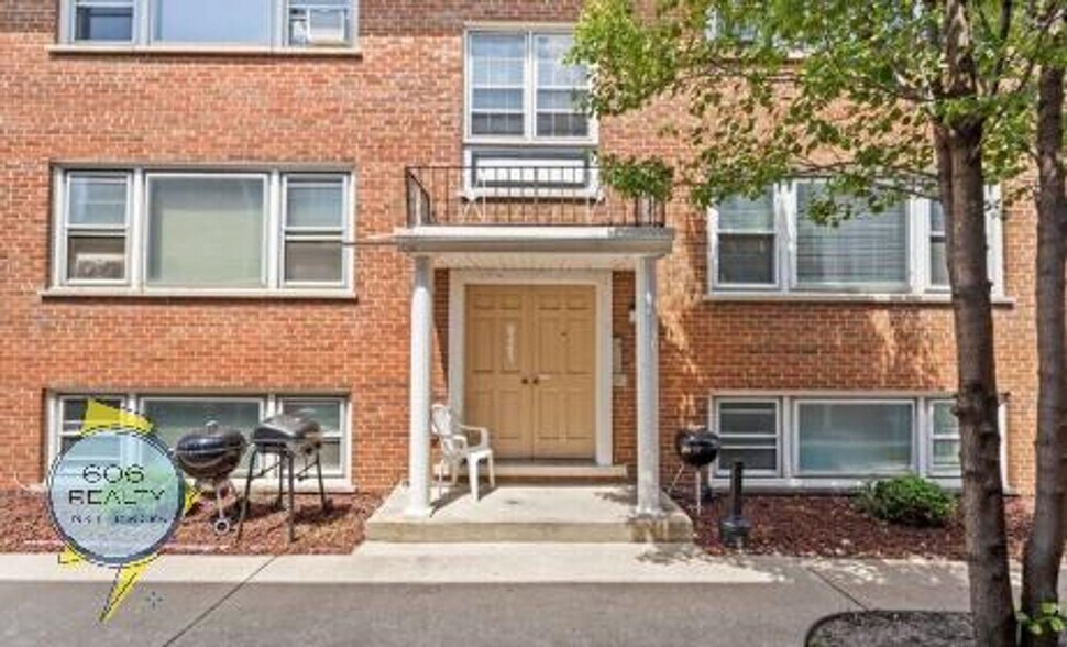 Building Photo - 9595 Maple Dr