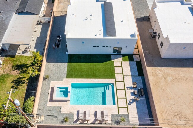 Building Photo - 15553 Ave Manzana