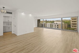 Building Photo - 10450 Wilshire Blvd