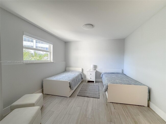 Building Photo - 4925 Collins Ave
