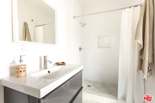 Building Photo - 3613 1/4 Bellevue Ave