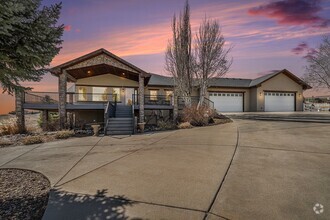 Building Photo - Stunning Custom Home in Hilltop Estates