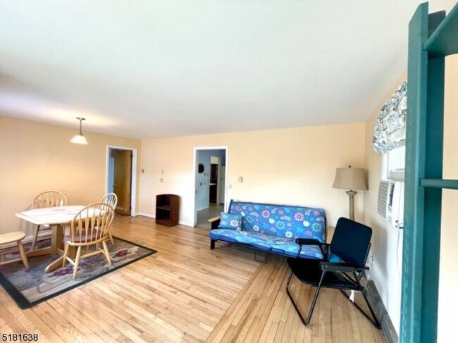 Building Photo - 136 Cedar Lake Rd W