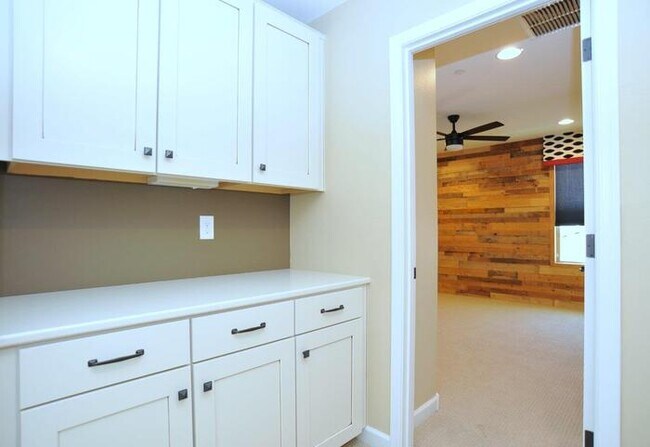 Building Photo - Stunning Executive Home (former model) in ...
