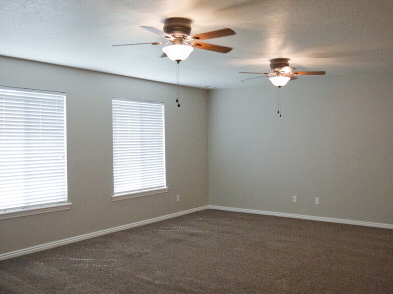 Living room - 963 W 670 S