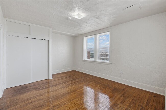 Building Photo - 33 S Iowa Ave