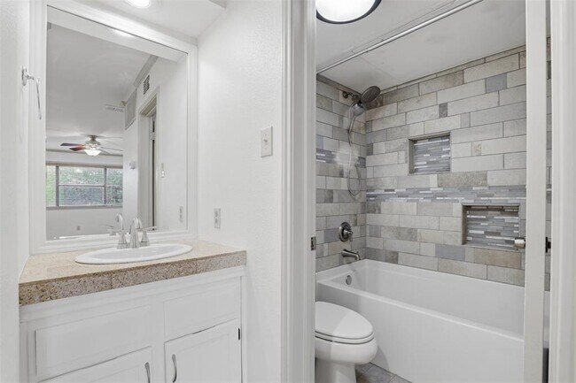 Building Photo - 8888 Tallwood Dr