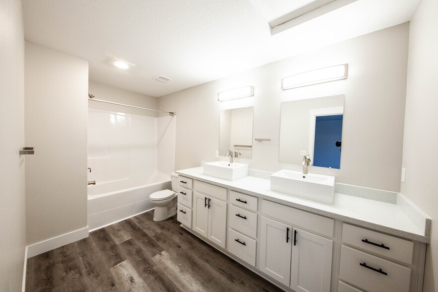 Master bath - 217 Oak St