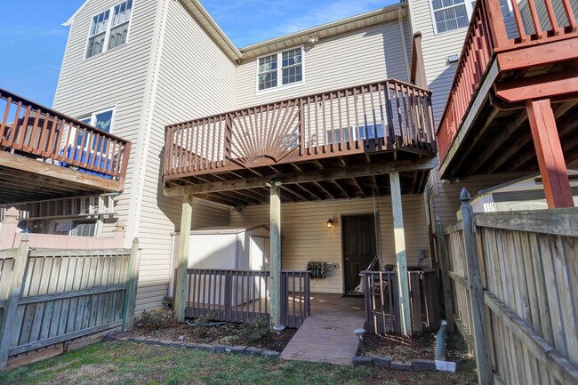 Building Photo - Beautiful Townhouse for Lease