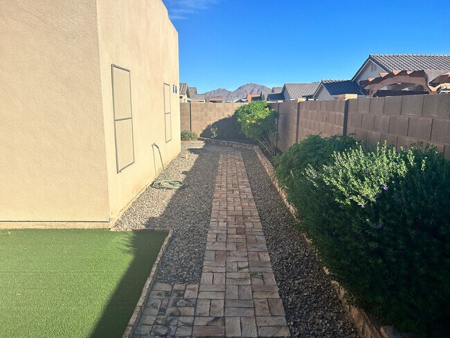 Building Photo - Beautiful Southwestern-Style Home in El Rancho Encantado