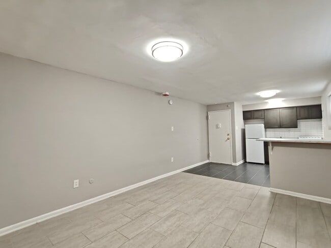 Building Photo - 7108 Oxford Ave