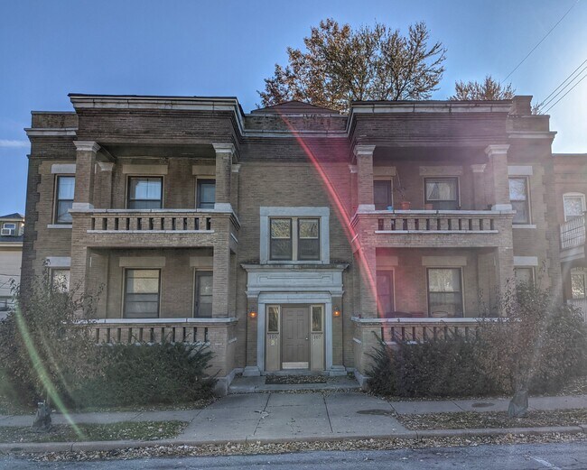 Historic Kansas City Colonnade with great charter and space to feel at home. - 105 W 34 St