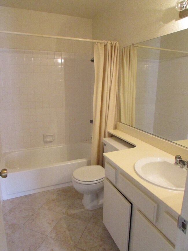 Building Photo - Beautiful 2BD/2BA Townhome in the Heart of University City - 2 Car Garage - Washer/Dryer - Quiet ...