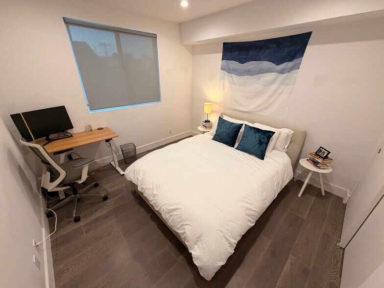 Guest Room/Office - 935 N Hudson Ave