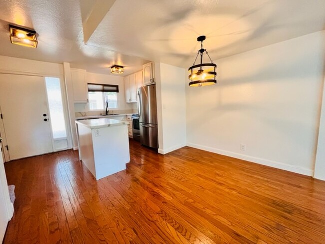 Building Photo - Move-in Ready 2BD/2.5BA Townhome in Westsi...