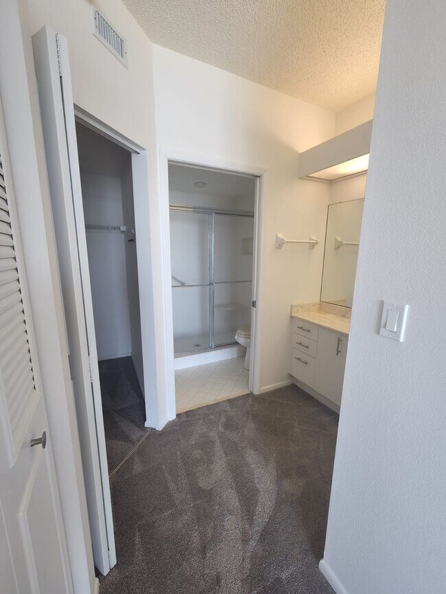 Building Photo - Condo - Coral Pointe At Harbourside with Water Views