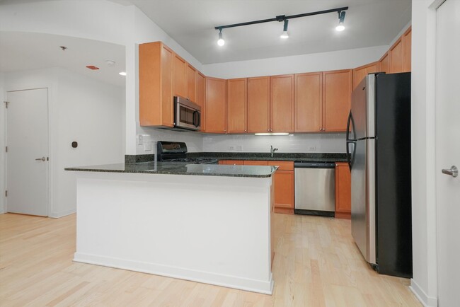 Building Photo - 909 W Washington Blvd