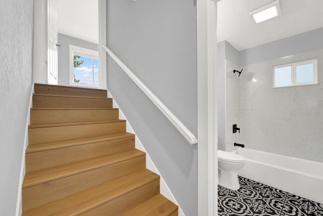 Building Photo - Modern Style Renovated 2 Bedroom 1 Bath House in Oakland -- Available Now!!!