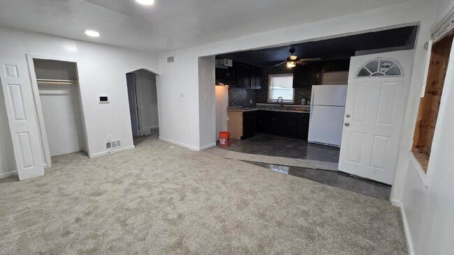 Building Photo - Cozy 2 Bedroom, 1 bath, Close to Neighborh...