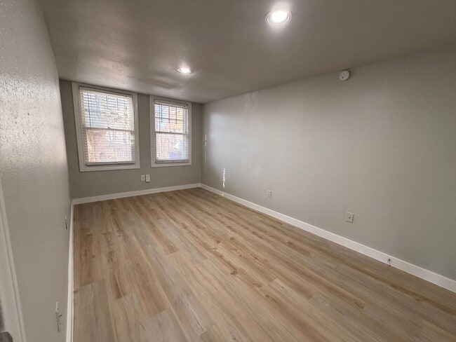 Building Photo - 2Bed/1bath Duplex in Hyde Park with Small Yard