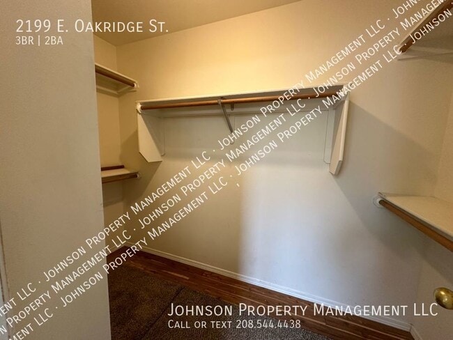 Building Photo - 2199 E Oakridge St