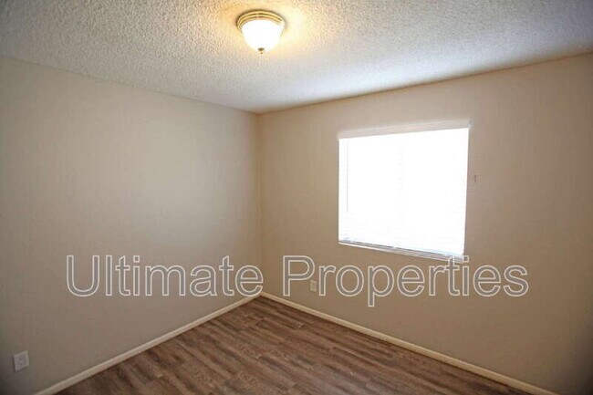 Building Photo - 1547 W Kerry Ln