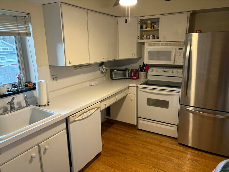 Building Photo - 2415 East Ave