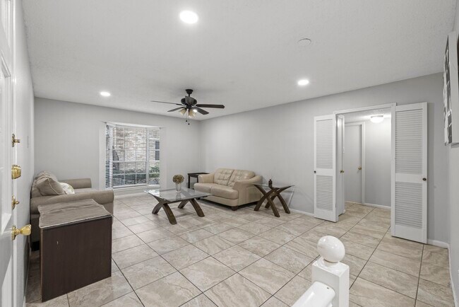 Building Photo - 7900 Westheimer Rd