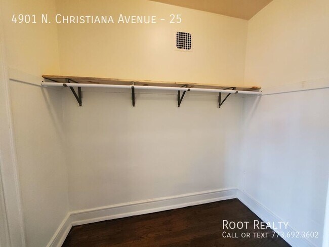 Building Photo - East Albany Park - Updated Top-Floor Studi...