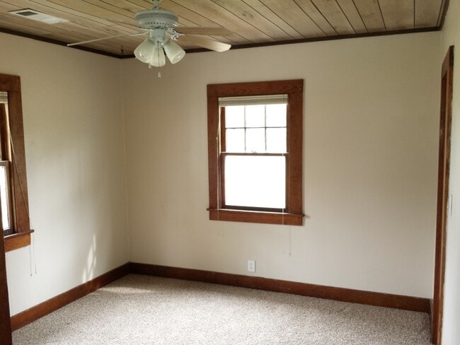 Building Photo - Country Charm Just Minutes From Town!