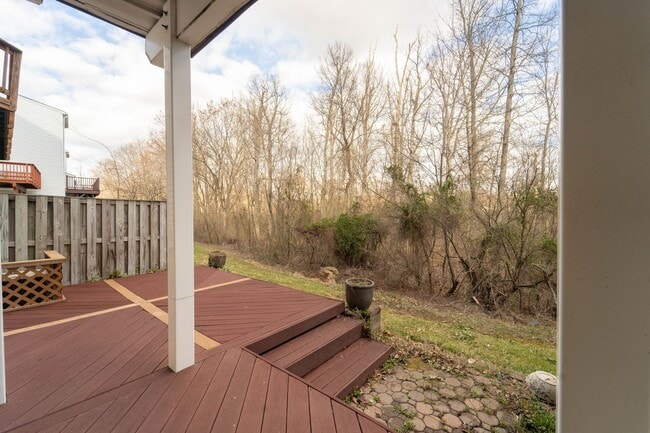 Building Photo - Updated Faircrest 4 BD 3.5 BA Townhome