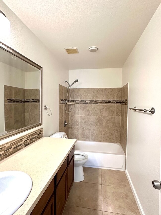 Building Photo - Spacious Family Oasis in the Heart of East...