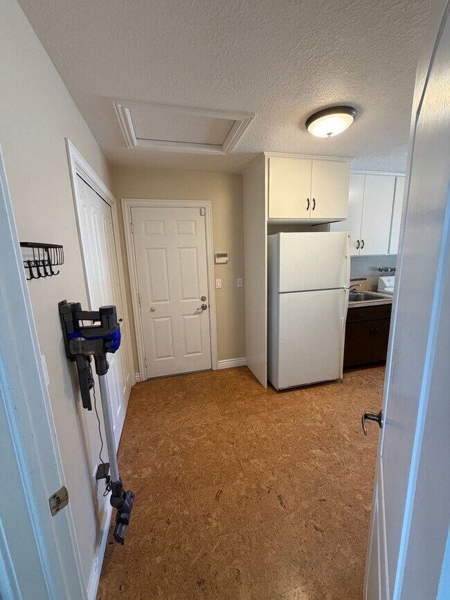 Building Photo - Spacious 4 Bed, 5 Bath Home with 3-Car Garage in Layton!
