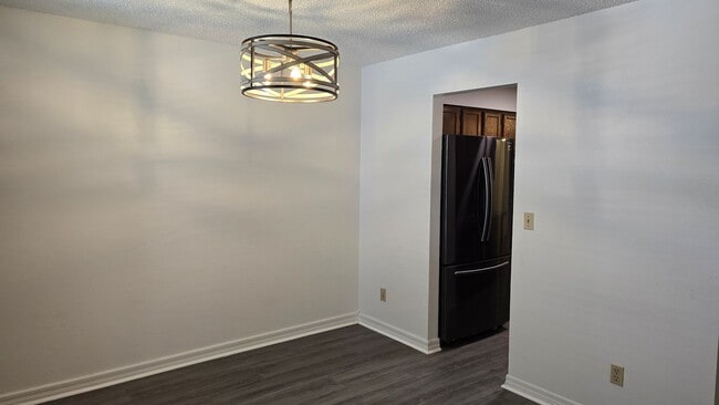 Building Photo - 2 Bed, 1.5 Bath private backyard
